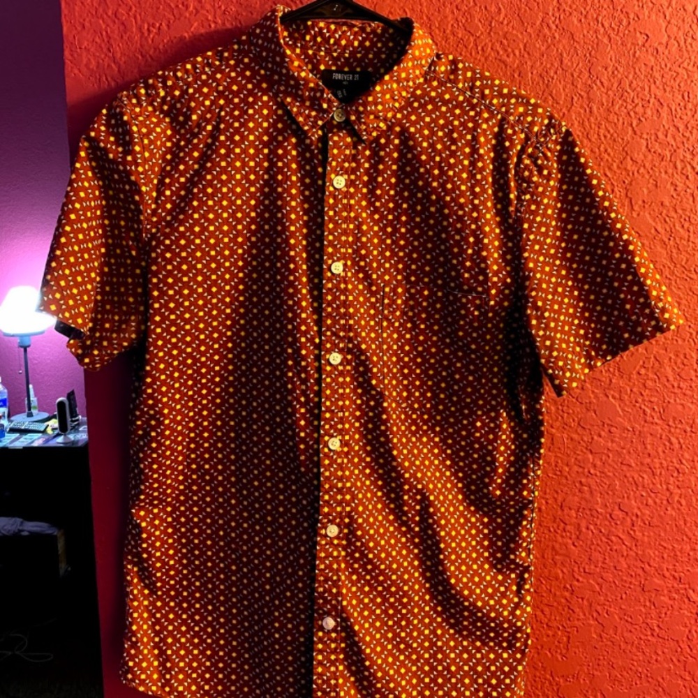 Geometric print men’s short sleeve!